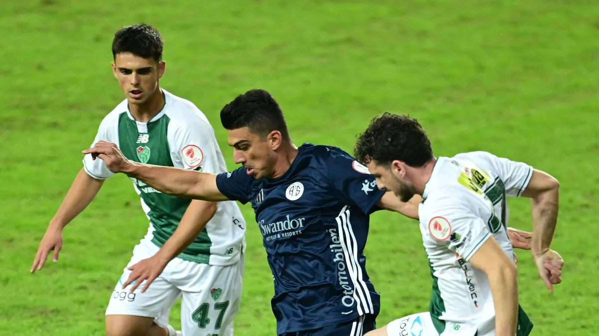 Antalyasporlu futbolcular Soner Dikmen ve Erdoğan Yeşilyurt sözleşme imzalıyor.