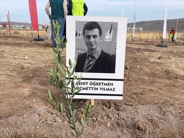 kiliste-sehit-ogretmenler-anisina-10-bin-fidan-toprakla-bulusturuldu-1763999195569.jpg