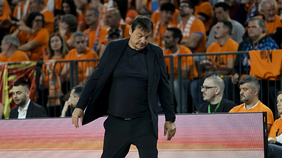 Ergin Ataman basın toplantısında konuşurken