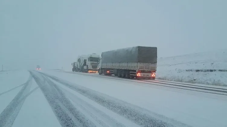 Ağrı’daki kar yağışı  trafiği ulaşıma kapadı