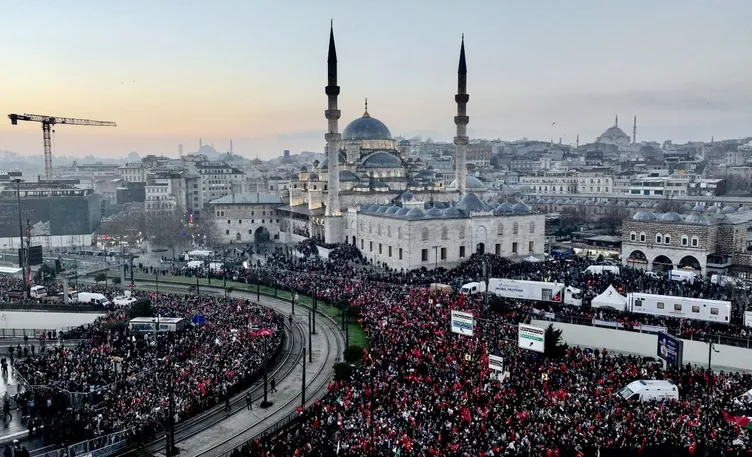 Yeni yılın ilk gününde Galata Köprüsü’nde tarihi görüntüler: Zulmün olduğu yerde tarafsız kalınmaz