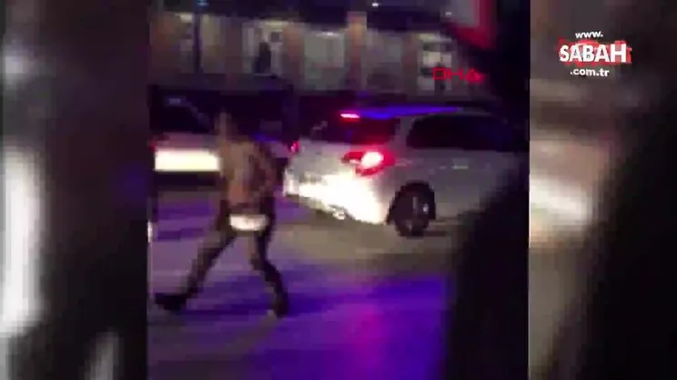 İstanbul Güngören'de hırsızlık şüphelisi kadınlar caddede soyunarak trafiği birbirine kattı | Video