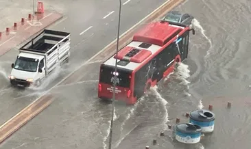 Sağanak yağışta araçlar suya gömüldü