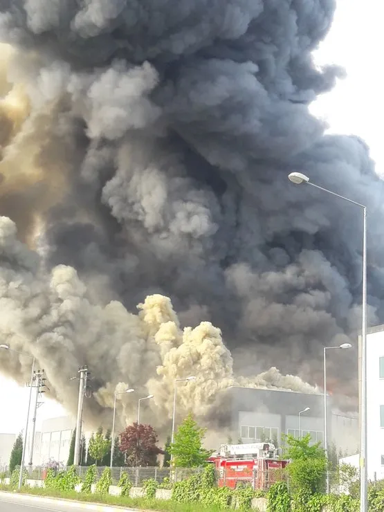 sakarya'nın Hendek ilçesinde 2. OSB bölgesi içerisinde bulunan bir mobilya fabrikasında yangın ile ilgili görsel sonucu