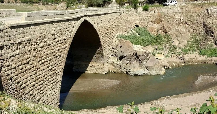 Baraj suları çekilince tarihi köprü ortaya çıktı