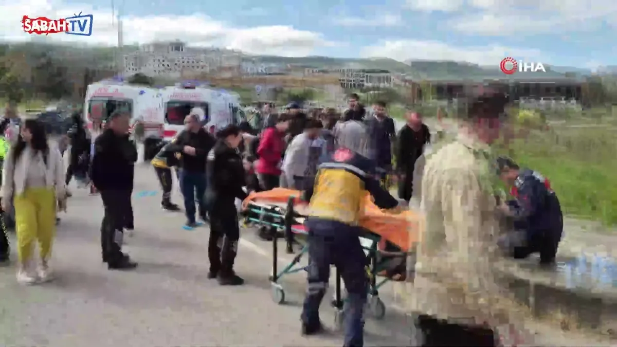 Bartın’da öğrencileri taşıyan otobüs, otomobilin üzerine devrildi: Çok sayıda yaralı var! | Video videosunu izle Bartın’da öğrencileri taşıyan otobüs, otomobilin üzerine devrildi: Çok sayıda yaralı var! | Video videosunu izle