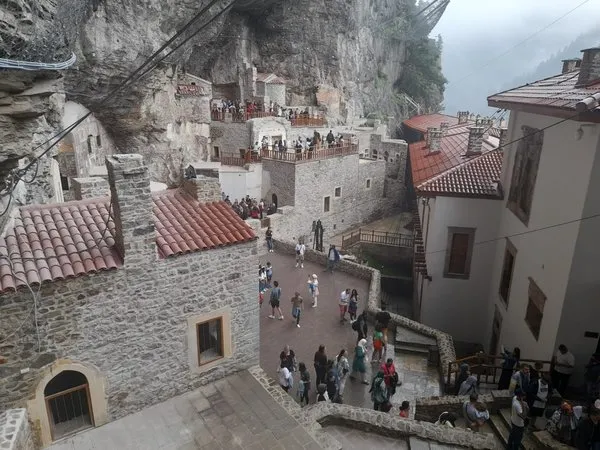 sumela-manastirina-ziyaretci-akini-1733547356974.jpeg