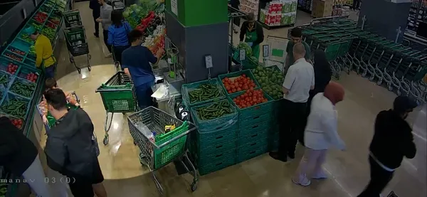 musteri-gibi-gezdigi-marketten-cantayi-boyle-caldi-2-hirsiz-kiskivrak-yakalandi-1780901827770.jpg