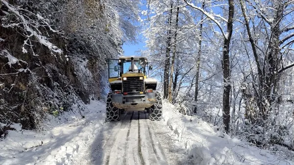 cobanin-yardim-cagrisina-valilik-yetisti-karli-yollar-asildi-hayvanlara-yem-ulastirildi-1767710407682.jpg