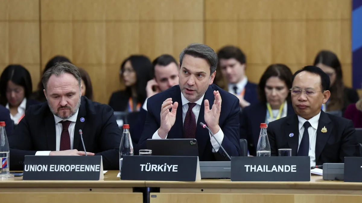 Bakan Bayraktar Fransa’da açıkladı: “Türkiye enerjide en güçlü aktörlerden biri olacak” Bakan Bayraktar Fransa’da açıkladı: “Türkiye enerjide en güçlü aktörlerden biri olacak”