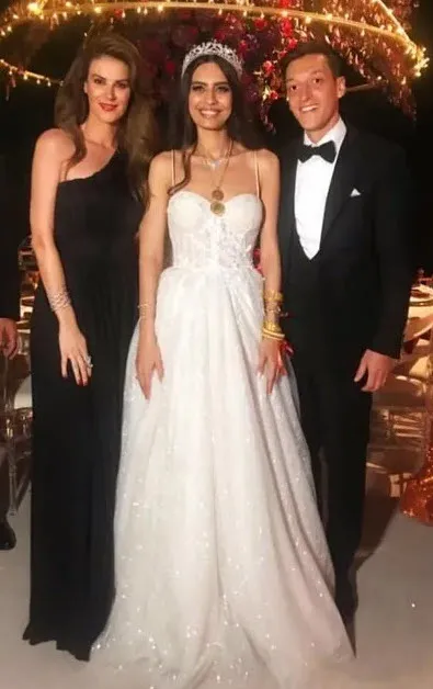 Amine Gülşe ve Mesut Özil'in düğününe ünlü isimler akın etti!