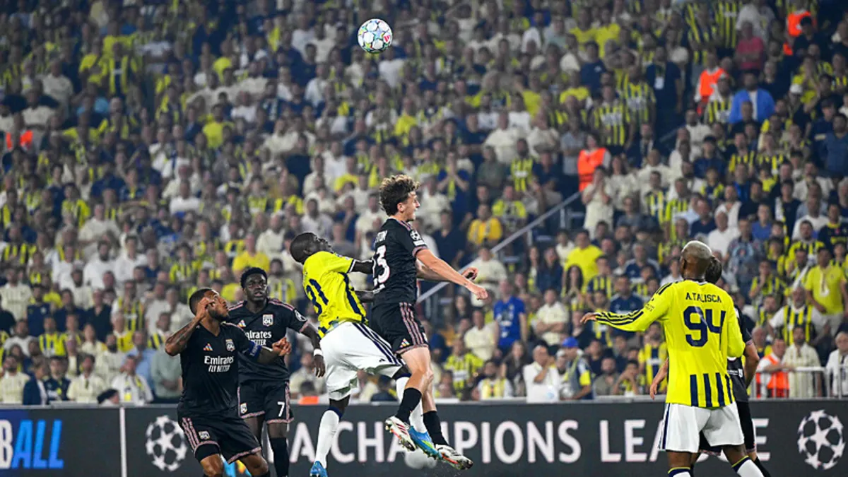 CANLI | UEFA Şampiyonlar Ligi’nde Fenerbahçe - Olimpik Lyon maçı! İlk yarı oynanıyor haber görseli