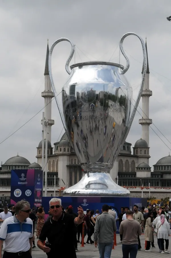 sampiyonlar-ligi-finali-oncesinde-taraftarlar-taksime-yerlestirilen-uefanin-dev-kupasina-yogun-ilgi-gosterdi-1686314512593.jpg