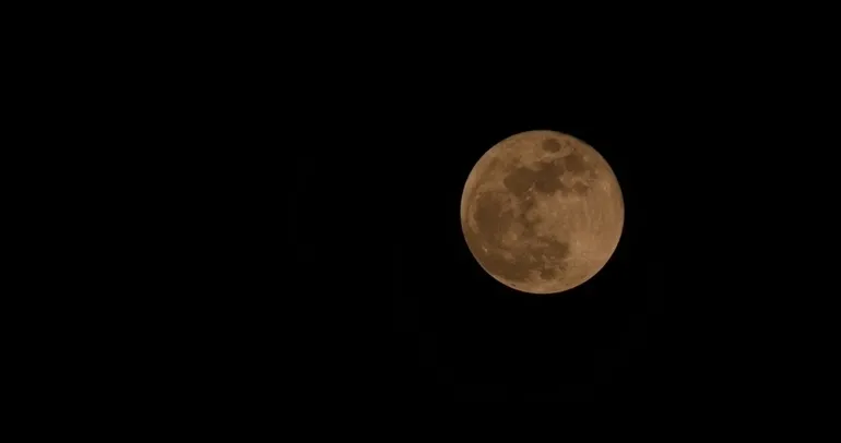 Ahlat’ta dolunay hayranlık uyandırdı