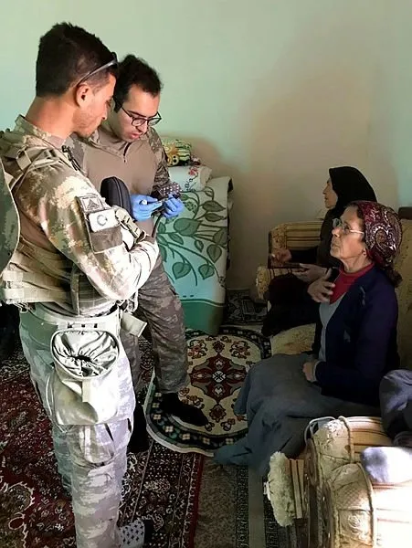 Mehmetçik’ten Afrin’deki sivillere şefkat eli
