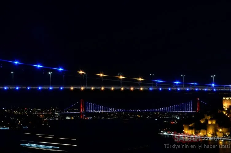 İstanbul’un iki köprüsü Kosova bayrağı renklerine büründü