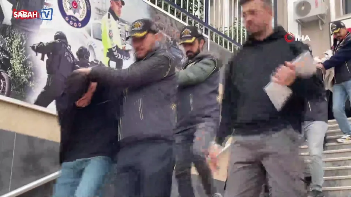 Kadıköy’de “polis ve savcı” yalanıyla 117 bin dolar dolandıran 4 kişi tutuklandı | Video videosunu izle Kadıköy’de “polis ve savcı” yalanıyla 117 bin dolar dolandıran 4 kişi tutuklandı | Video videosunu izle
