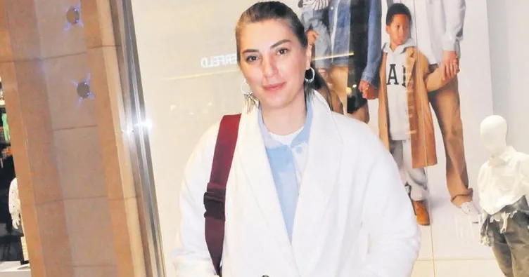 Ak düşmüş saçlarına