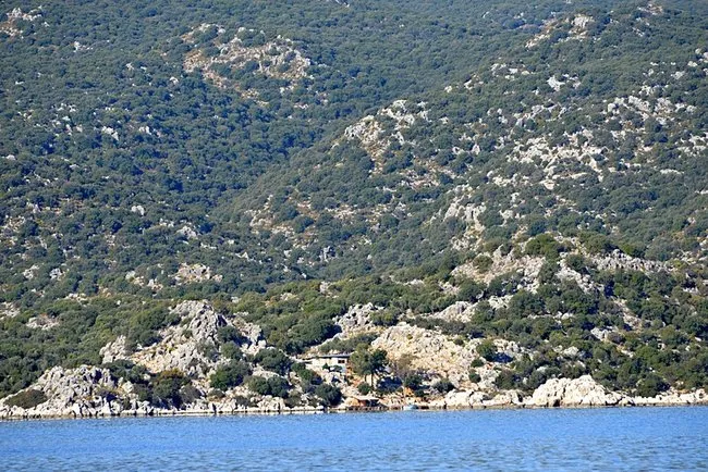 Kekova’da denize sıfır kaçak villa dikmişti! İngiliz’den akılalmaz hamle: Mührü kırıp kiraya bile vermiş!