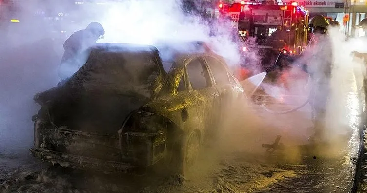 Bakırköy’de seyir halindeki taksi alev alev yandı