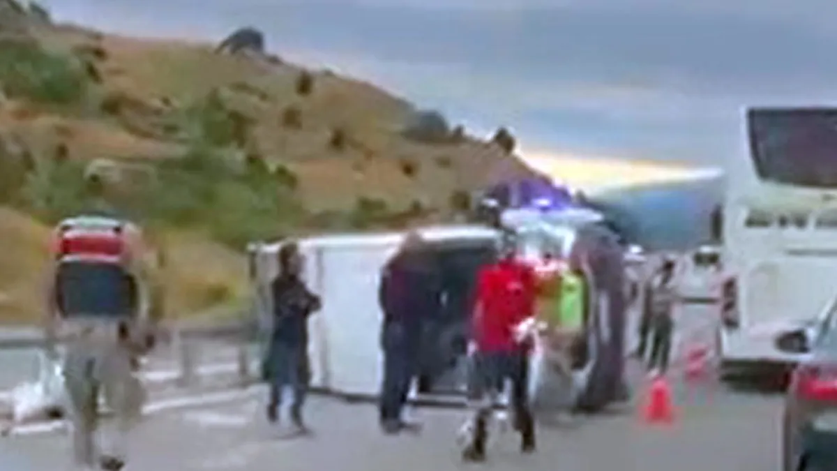 Erzincan'da devrilen minibüs ve çevresinde inceleme yapan ekipler.