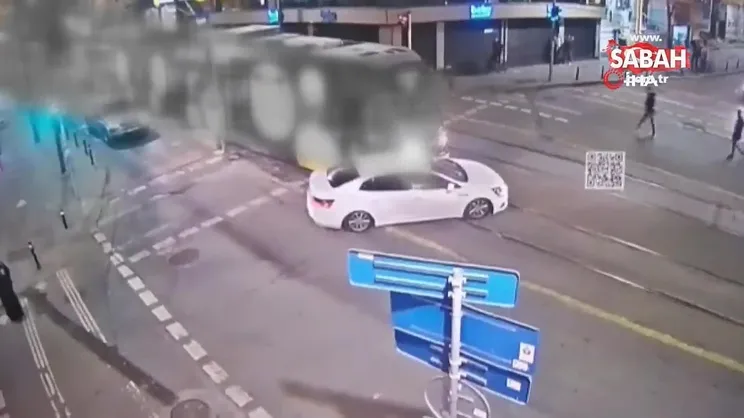 Zeytinburnu’nda tramvay ve otomobilin karıştığı kaza kamerada | Video