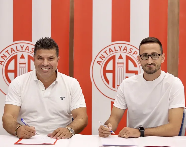sivassporun-oyuncusu-erdogan-yesilyurt-antalyasporda-1689342064594.jpg