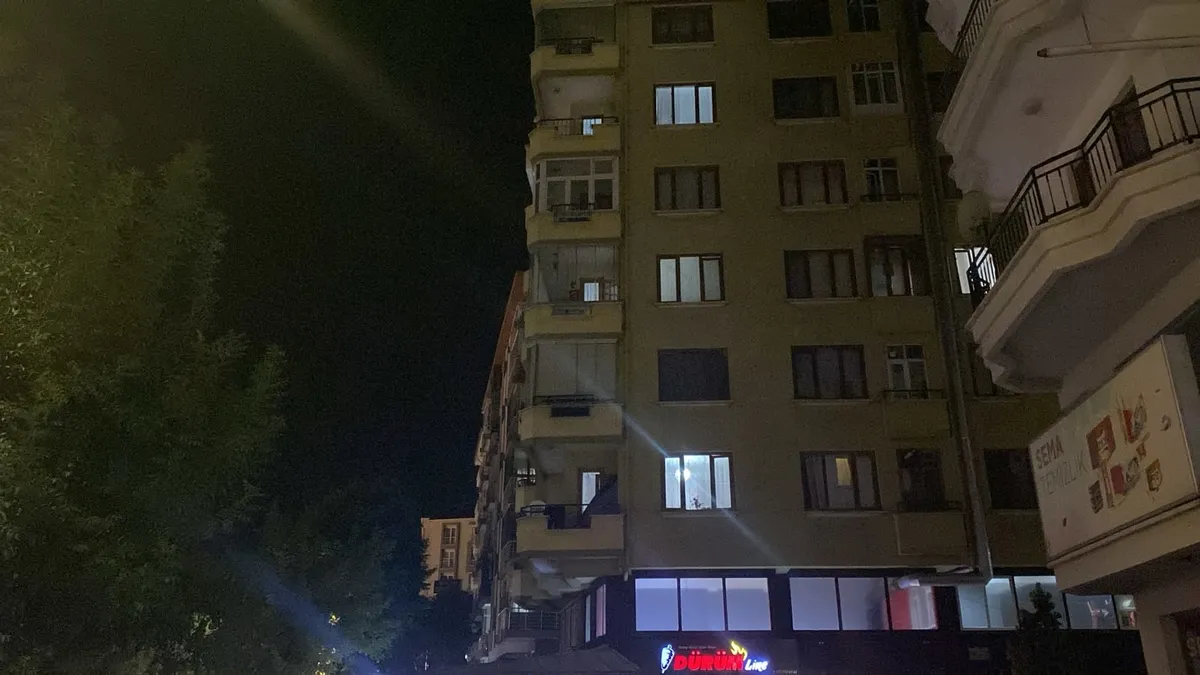 6. katta açık pencereden düşen 2 yaşındaki bebek hayatını kaybetti 6. katta açık pencereden düşen 2 yaşındaki bebek hayatını kaybetti