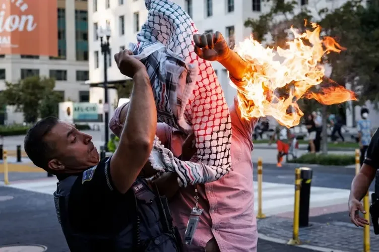 ABD’li gazeteci pişmanlığını dile getirip kendini yaktı: Soykırımı görmezden geldik!