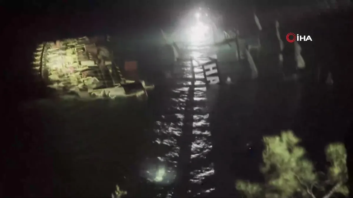 Fethiye’de kayalıklara çarpan tekne battı: 6 kişi kurtarıldı, 1 kişi kayıp | Video videosunu izle Fethiye’de kayalıklara çarpan tekne battı: 6 kişi kurtarıldı, 1 kişi kayıp | Video videosunu izle