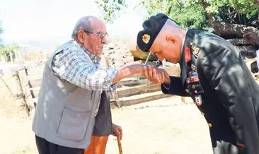Gazi tümgeneral, 15 Temmuz şehitlerinin ailelerini ziyaret etti