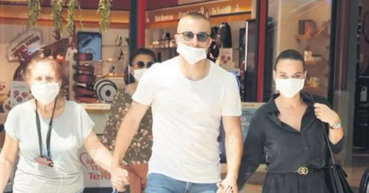 Bır yanında annesı bir yanında eşi