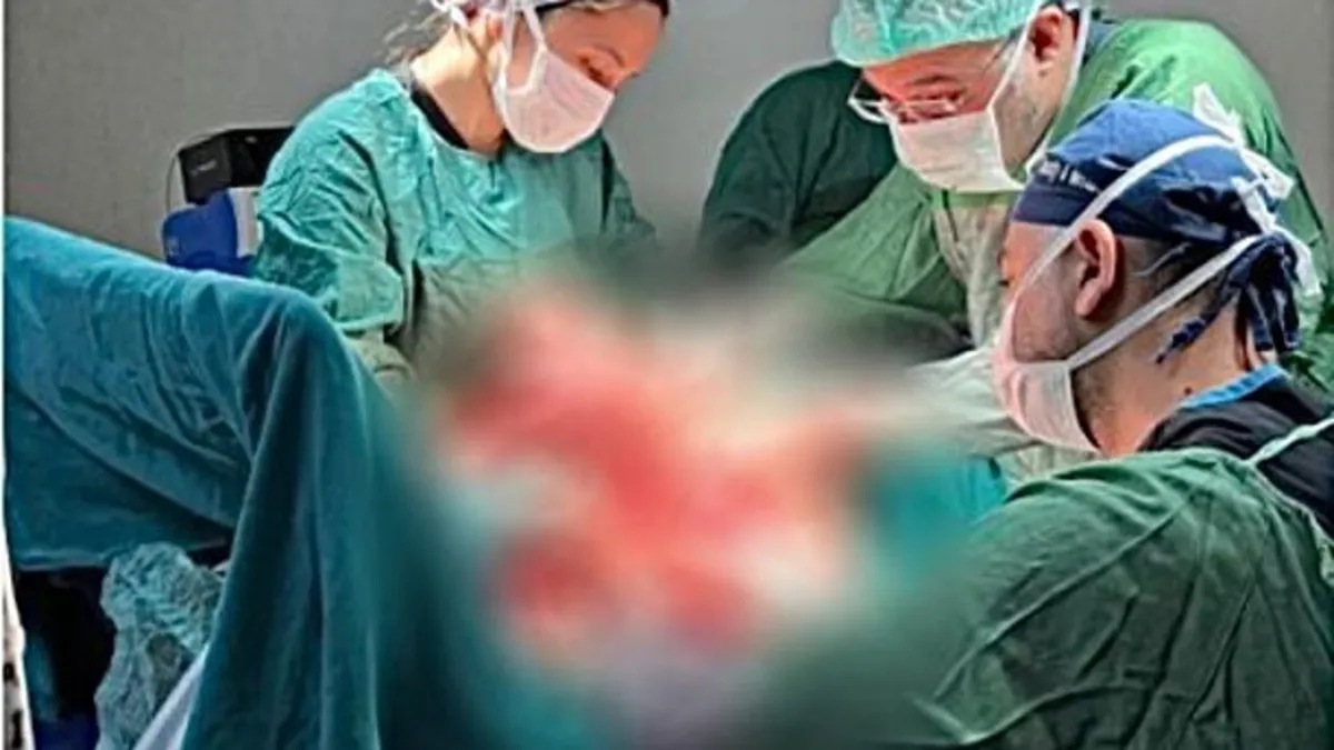 Sivas’ta şaşkınlık yaratan olay: Göğsünden 7 kilo 750 gramlık tümör çıkarıldı! Sivas’ta şaşkınlık yaratan olay: Göğsünden 7 kilo 750 gramlık tümör çıkarıldı!