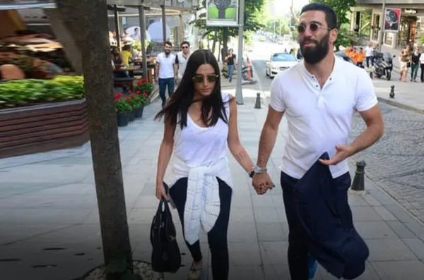 Arda Turan ve sevgilisi düşman çatlatıyor