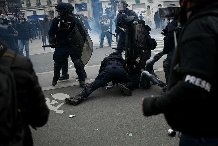 Fransa’da ortalık yangın yeri! Polisten orantısız güç: O anlar saniye saniye görüntülendi...