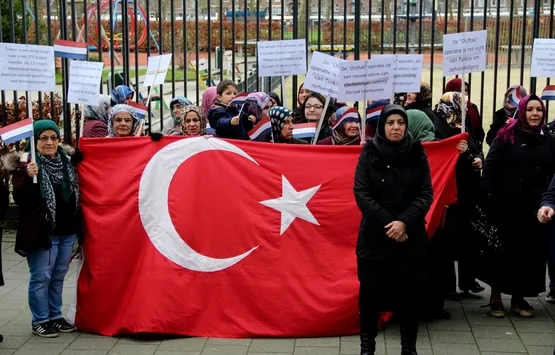 Hollanda'da Türkler PKK'yı protesto etti - 1