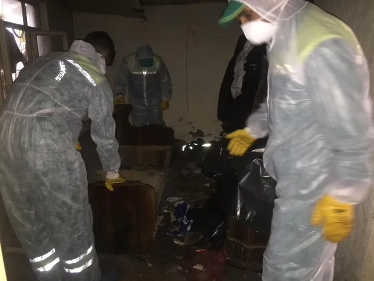 Çöp eve baskın düzenleyen ekipler gördükleri karşısında neye uğradığını şaşırdı
