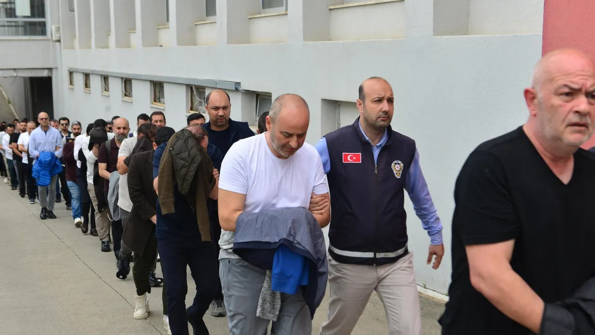 Yasa dışı bahis operasyonunda gözaltına alınmıştı: Rasim Ozan Kütahyalı’nın ilk ifadesi ortaya çıktı… 154 şüpheli adliyeye sevk edildi Yasa dışı bahis operasyonunda gözaltına alınmıştı: Rasim Ozan Kütahyalı’nın ilk ifadesi ortaya çıktı… 154 şüpheli adliyeye sevk edildi