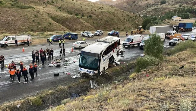 sivasta-otobus-kazasinda-4-kisi-hayatini-kaybetmisti-kimlikleri-belli-oldu-1753054005906.jpg