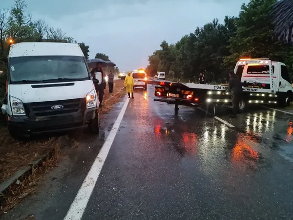 caycuma-bartin-yolunda-servis-minibusu-devrildi-1722018316052.jpg