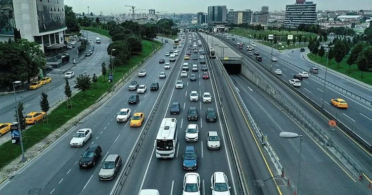 İstanbul’da mesai saatinin bitimiyle trafikte yoğunluk oluştu