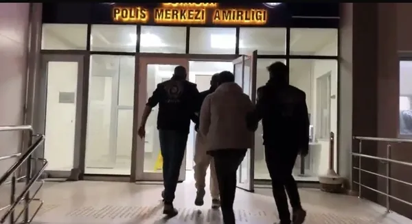izmirde-sahte-polis-gaspi-2-supheli-tutuklandi-1772779387683.jpeg
