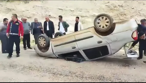 adiyamanda-takla-atan-otomobilin-surucusu-agir-yaralandi-1777373694206.jpg