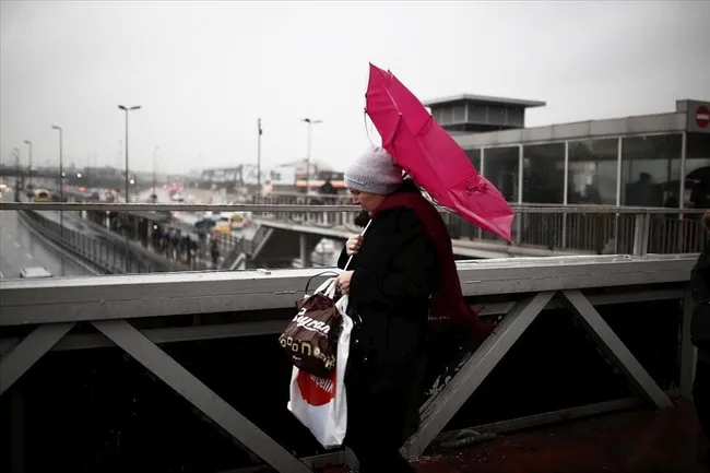son-dakika-meteorolojiden-hava-durumu-uyarisi-7-bolge-icin-saganak-ve-firtina-alarmi-verildi-istanbulda-o-saat-1774070192225.jpg