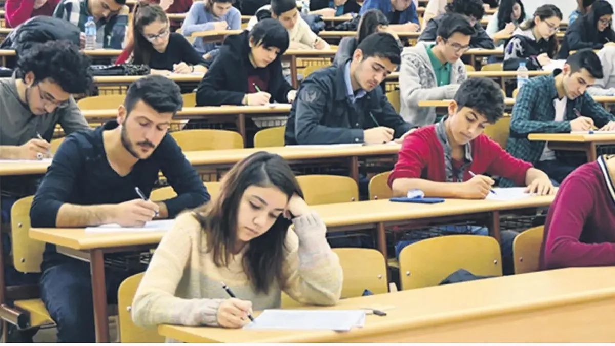 YKS 2026 sonuçlarının açıklandığı ve başarı sıralamalarındaki gerilemeyi gösteren bir görsel.