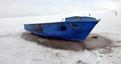 Bitlis’teki Nazik Gölü dondu, tekneler buz tuttu