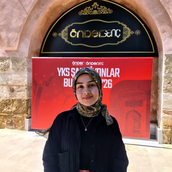 yks-2026-sampiyonu-imam-hatipliler-onderde-bulustu-turkiyenin-cesitli-illerinden-gelip-basarilarini-paylastila-1785440781993.jpg