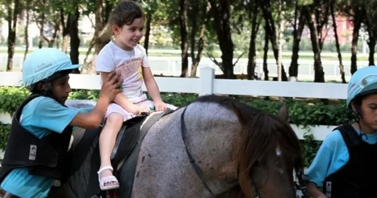 Engelli çocuklara at üstünde terapi