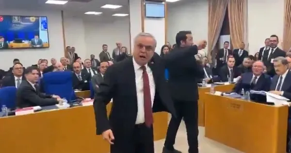 Son dakika | Özgür Özel yönetiminden parti içi muhalefete karşı hamle: CHP'li vekil Hasan Ufuk Çakır partisinden istifa etti