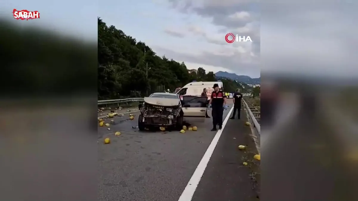 Kavun yüklü kamyonet ile otomobil çarpıştı: 3 yaralı | Video videosunu izle Kavun yüklü kamyonet ile otomobil çarpıştı: 3 yaralı | Video videosunu izle